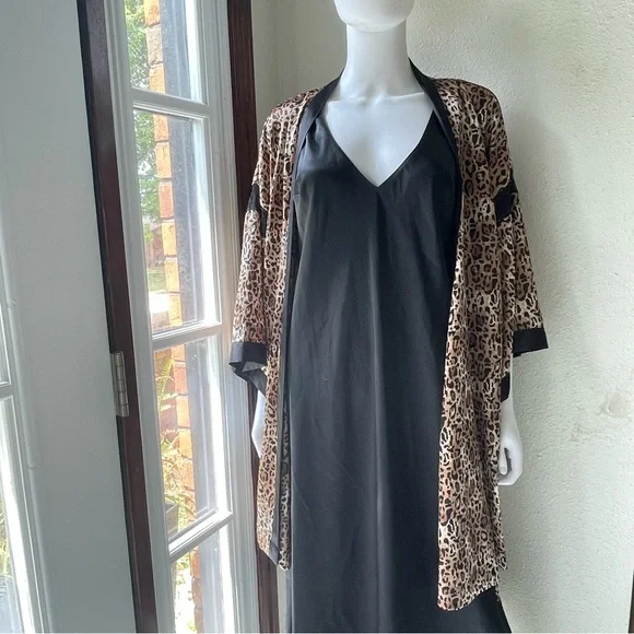 Victoria’s Secret leopard and lace kimono robe - Picture 5 of 11